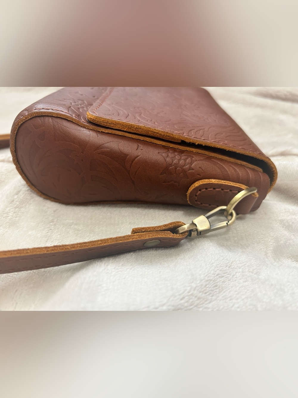 Portland Leather Metro Crossbody - Picture 5 of 11